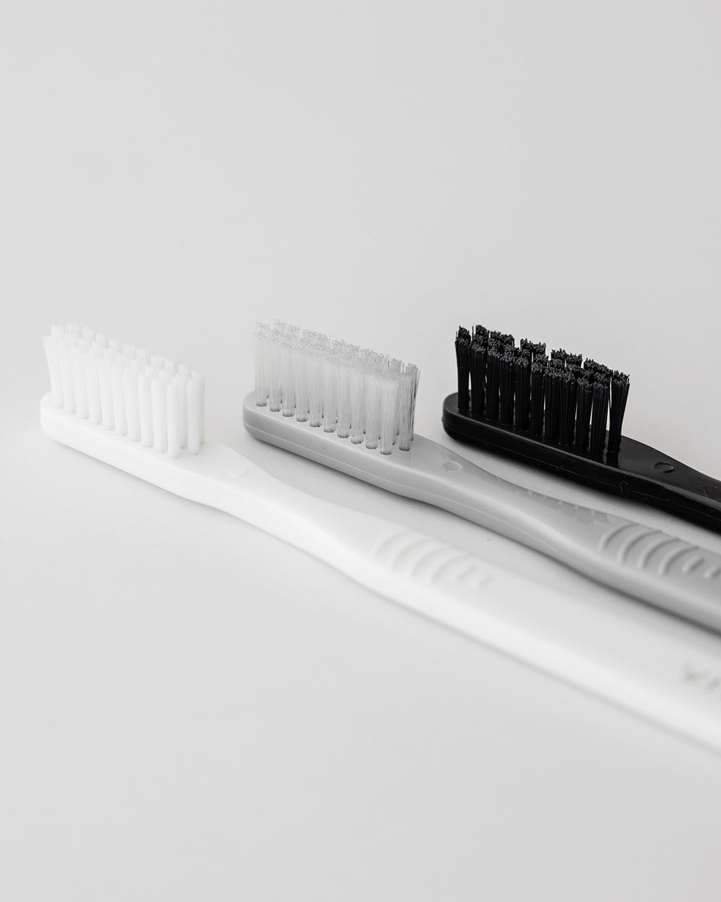 Pack cepillos x 3 Gris, Blanco y Negro