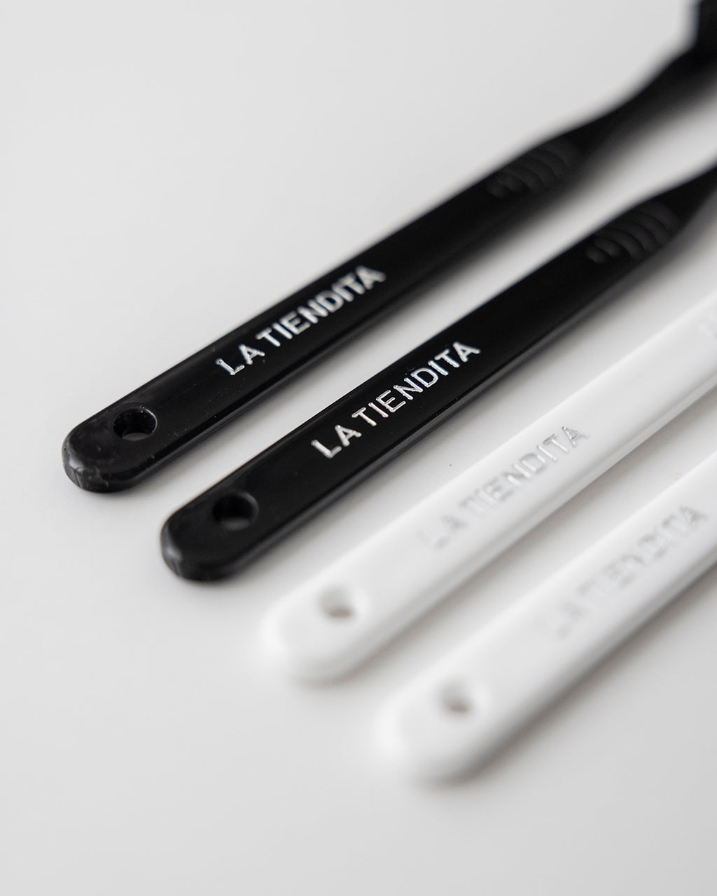 Pack cepillos x 4 Blanco & Negro